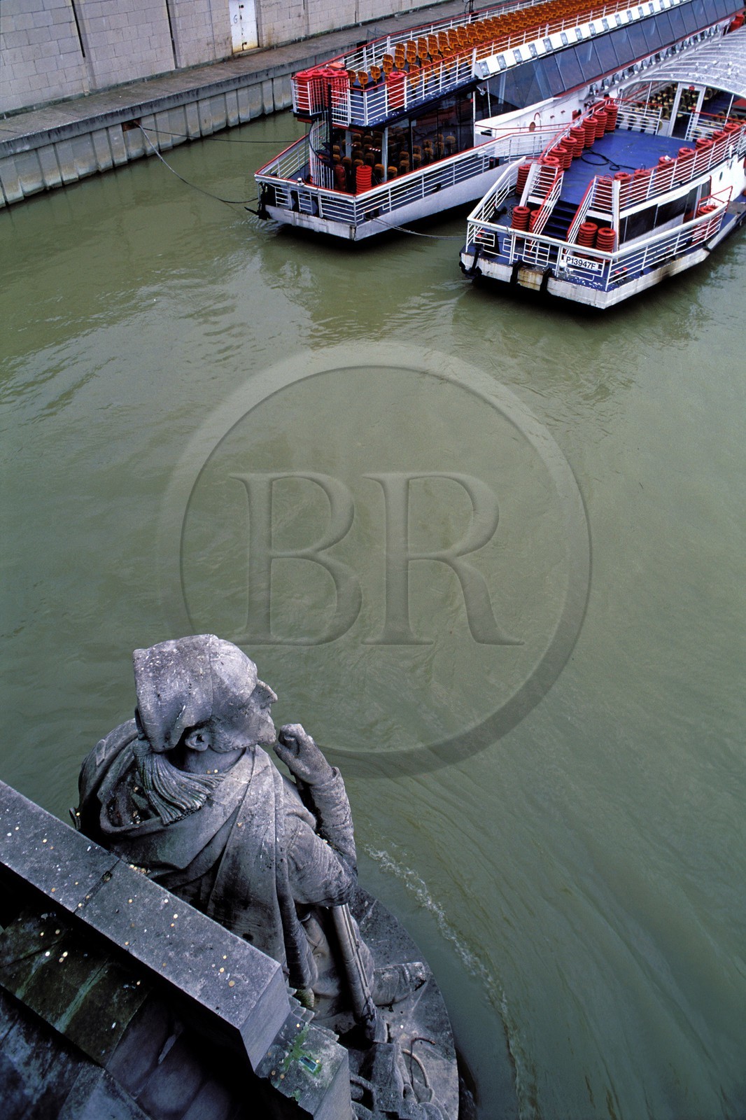France, Paris (75), les rives de la Seine, classées Patrimoine Mondial de l'UNESCO, le Zouave du pont de l'Alma et des bateaux-mouches