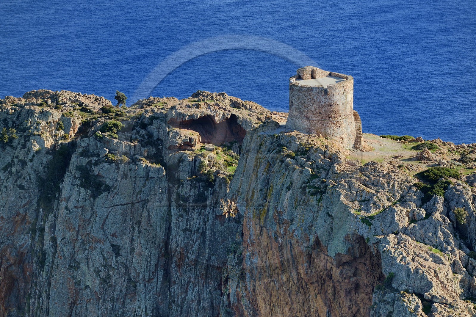 France, Corse-du-Sud (2A), Golfe de Porto, classé Patrimoine Mondial de l'UNESCO, le Capo Rosso et la Tour Génoise de Turghiu (Turghio) en arrière plan (vue aérienne)
