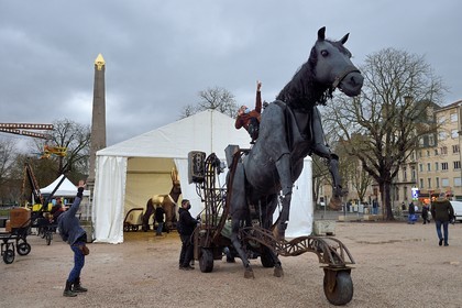 France, Meurthe-et-Moselle (54), Nancy, préparatifs pour le défilé de la Saint-Nicolas place Carnot, cheval marionnette mécanique de la Compagnie Paris-Benares