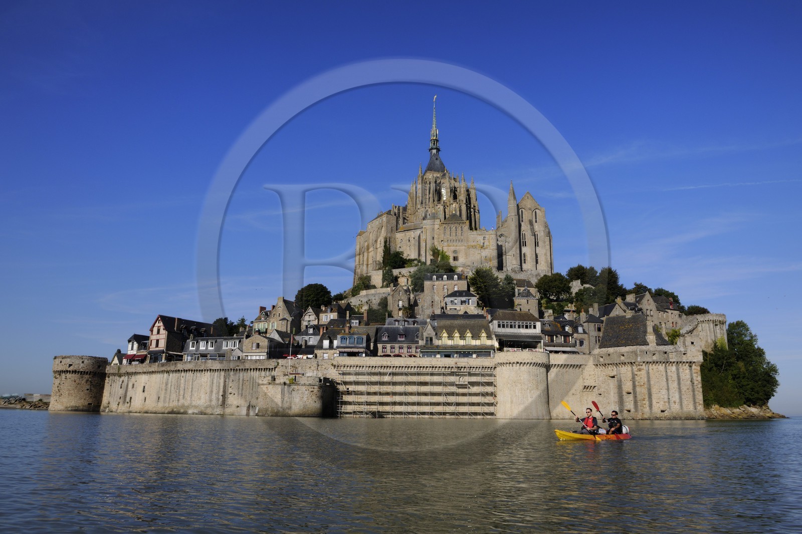 France, Manche (50), Mont-Saint-Michel côté Est à marée haute, classé Patrimoine Mondial de l'UNESCO, traversée de la Baie du Mont-Saint-Michel en kayak (www.seakayak-fr.com)
