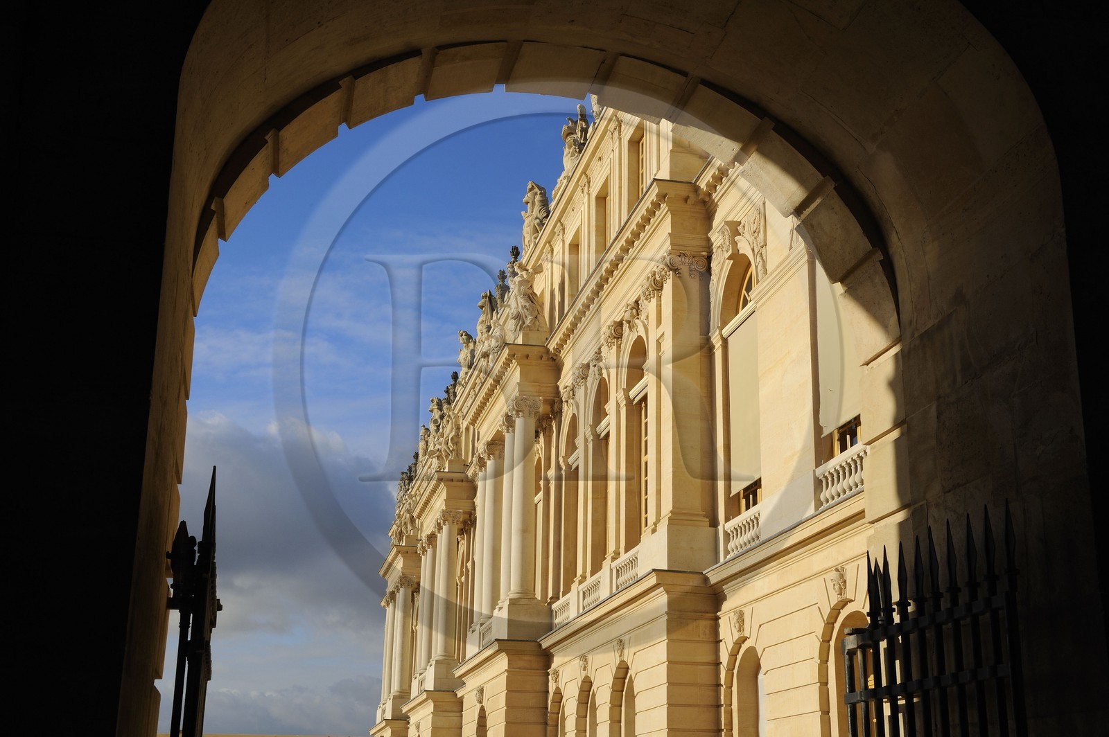 France, Yvelines (78), château de Versailles, classé Patrimoine Mondial de l'UNESCO, la façade des appartements de la Reine