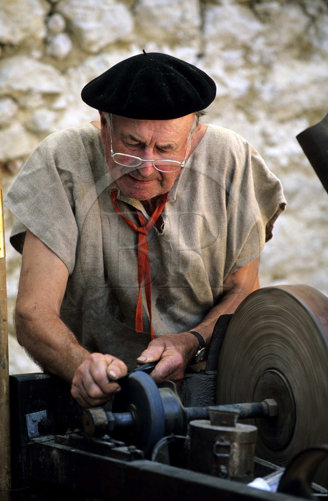 France, Gers (32), Sarrant, labellisé Les Plus Beaux Villages de France, rémouleur, démonstration des vieux métiers lors du festival médiéval