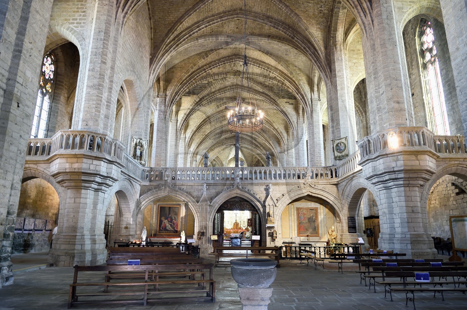 France, Haute-Loire (43), Parc naturel régional Livradois-Forez, abbaye de La Chaise-Dieu, l’église abbatiale Saint-Robert, le jubé dans la nef France, Haute Loire, Livradois Forez Regional Natural Park (Parc naturel régional Livradois-Forez), the Chaise-Dieu abbey, Saint Robert abbey church, the rood screen in the nave