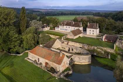 France, Côte-d'Or (21), Buffon, la Grande Forge de Buffon alimenté par l'Armançon, la maison du maître et les habitations ouvrières en arrière plan (vue aérienne)