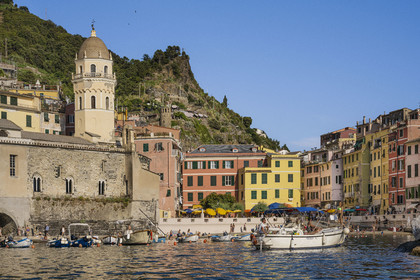Italie, Ligurie, Cinque Terre, parc national des Cinque Terre classé Patrimoine Mondial de l'UNESCO, village de Vernazza, l'église paroissiale de Sainte Marguerite d'Antioche (Santa Margherita) flanquée d'un haut clocher octogonal et la plage du port à droite