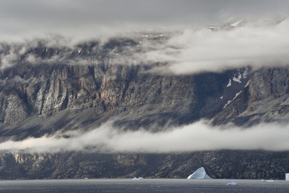 Groenland, cote ouest, baie de Baffin, icebergs sous les falaises du fjord Uummannaq