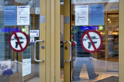 Norvège, Svalbard, Spitzberg, Longyearbyen, le supermarché Svalbard dans la rue principale où il est interdit d'entrer avec son arme