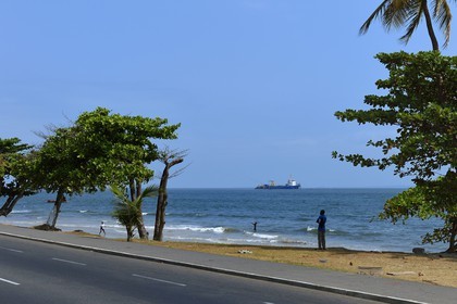 Gabon, Libreville, la route L101 sur le Front de Mer qui borde l'Estuaire du Gabon
