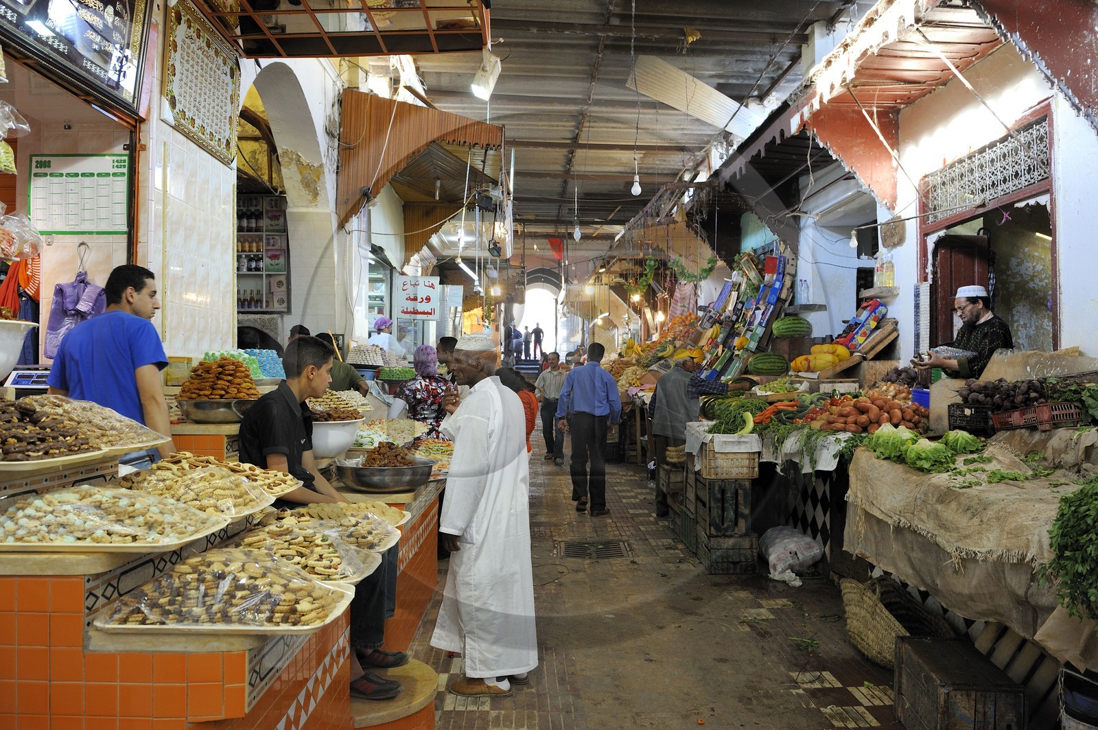 Maroc, Meknès, ville impériale, médina classée Patrimoine Mondial de l' UNESCO, marché couvert de el Hédime, étals de patisseries et de légumes
