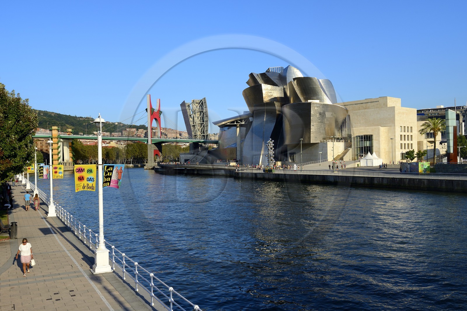 Espagne, Biscaye, Pays Basque espagnol, Bilbao, le musée Guggenheim de l'architecte Frank Gehry et Pont de La Salve avec l'installation de l'artiste français Daniel Buren Les Arches Rouges en arrière plan