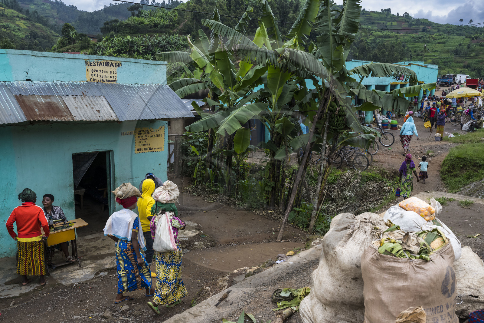 Rwanda, Province du Nord, District de Musanze (Ruhengeri), jour de marché à Muryabazira sur la Route Nationale 4 entre Kigali et Ruhengori