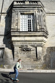 France, Charente (16), Cognac, chateau de Cognac où naquit le roi François Ier en 1494, il est devenu le siège de la société de cognac Otard, fenetres Renaissance