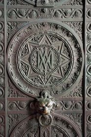 France, Bouches-du-Rhône (13), Marseille, basilique Notre-Dame de la Garde, porte d'entrée en bronze