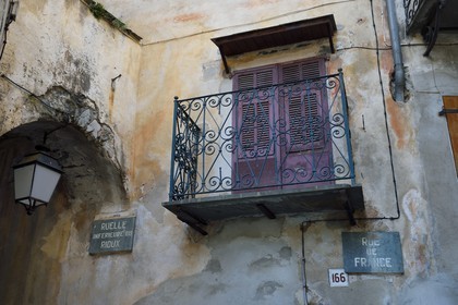 France, Alpes-Maritimes (06), vallée de la Roya (arrière-pays niçois), au pied du parc national du Mercantour, Tende, ruelle de la ville basse