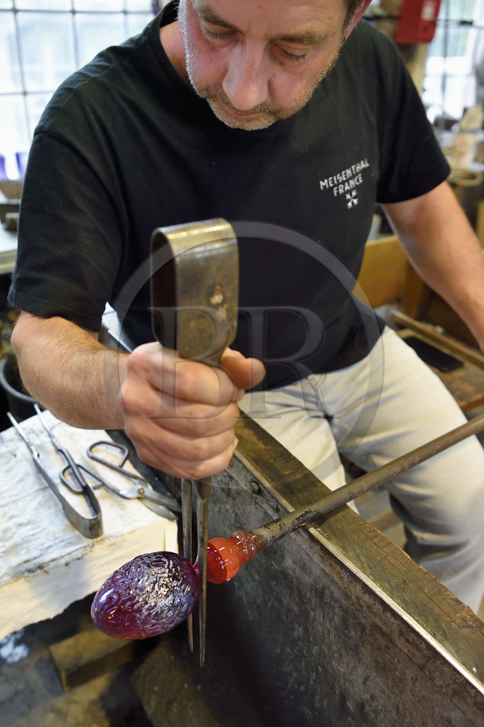 France, Moselle (57), Meisenthal, Centre international d’Art verrier (CIAV), l'atelier de soufflage, fabrication artisanale d'une boule de Noël, façonnage à la sortie du moule de soufflage par le maitre verrier Jean-Marc Schilt