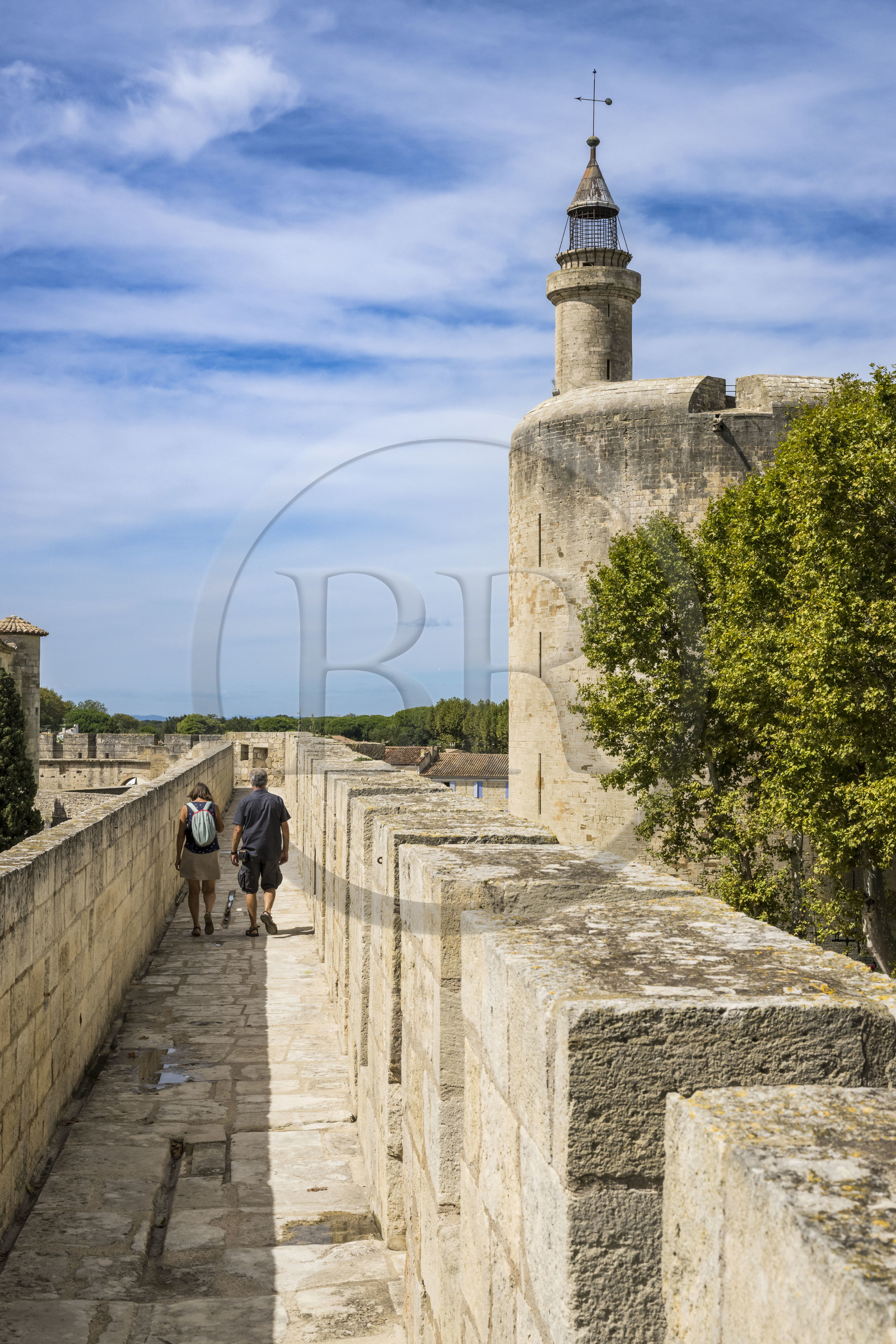 France, Gard (30), Aigues-Mortes, le chemin de ronde des remparts Nord et la Tour de Constance en arrière plan