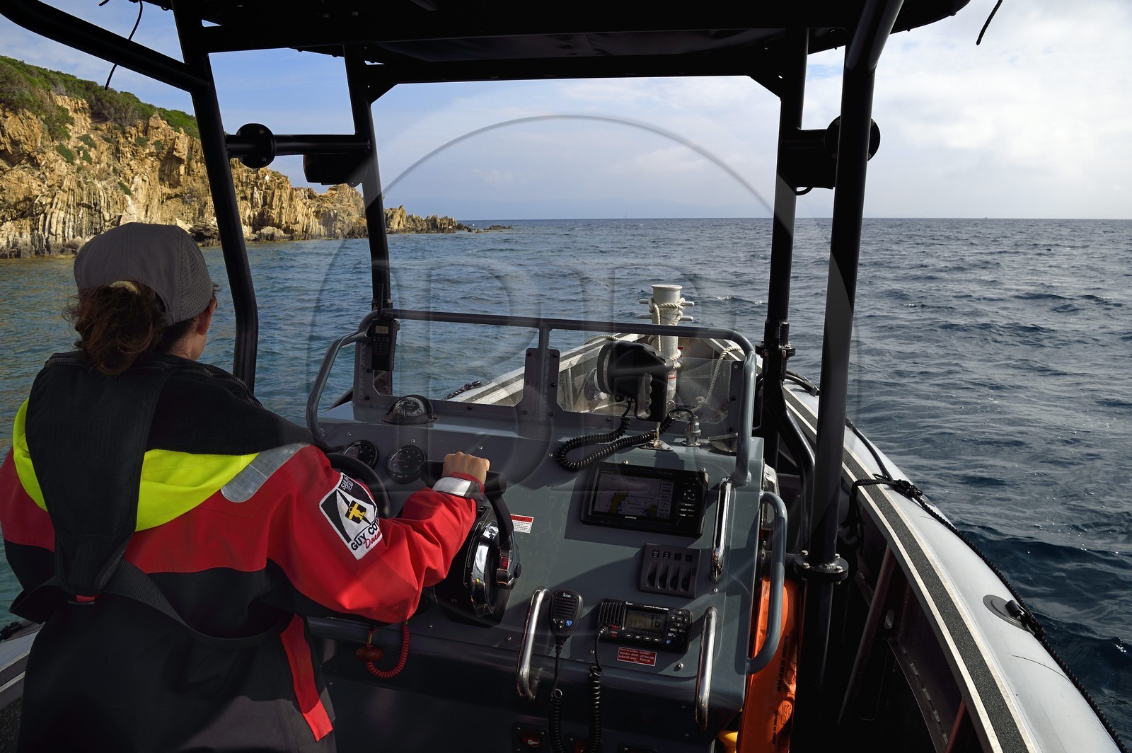 France, Var (83), Iles d'Hyères, Parc national de Port Cros, Ile de Port-Cros, Gaëlle Urvoy, garde monitrice du parc national de Port-Cros en tournée de surveillance