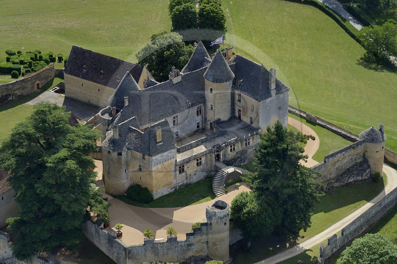 France, Dordogne (24), Périgord Noir, vallée de la Dordogne, Sainte-Mondane, le chateau de Fénelon (vue aérienne)