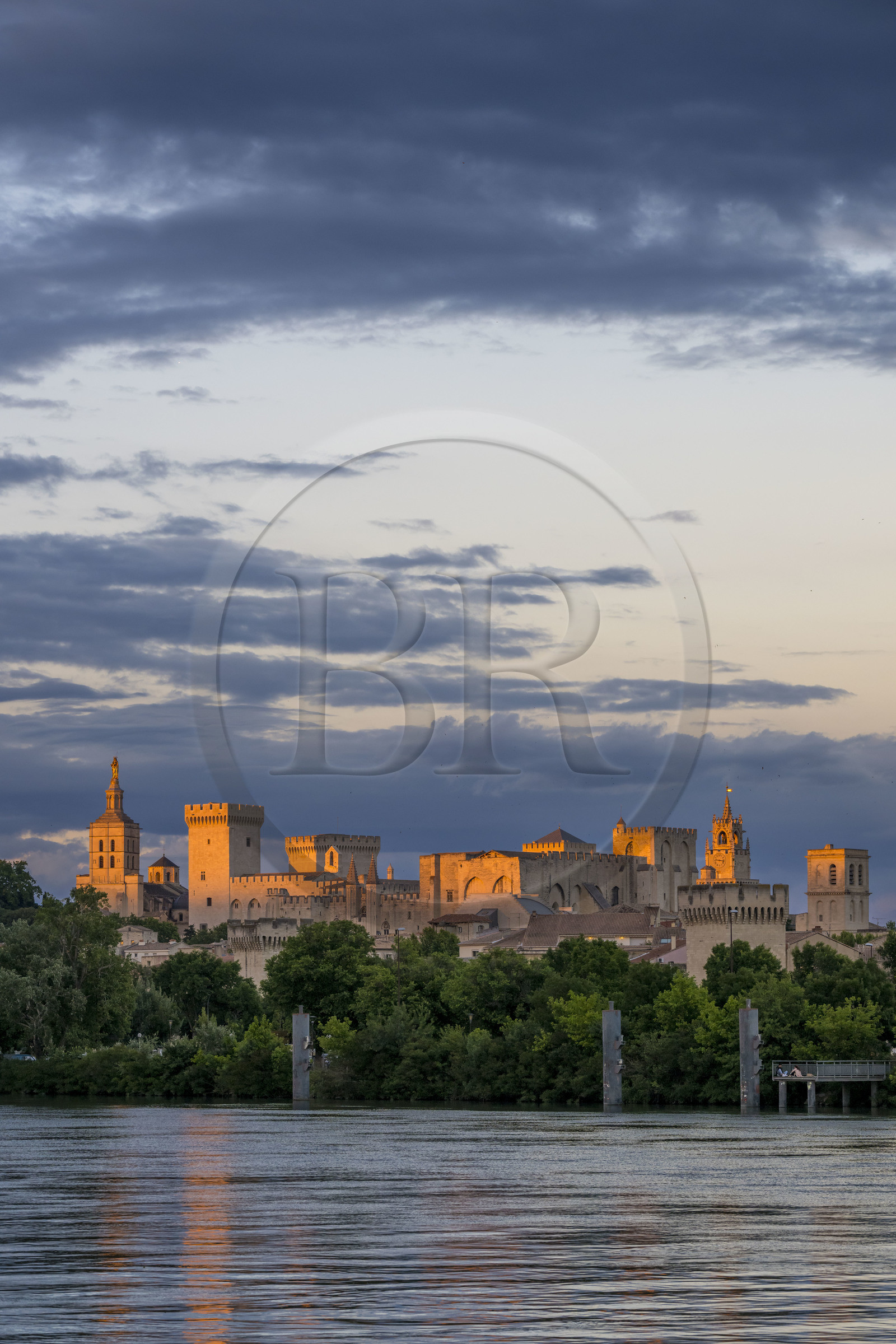 France, Vaucluse (84), Avignon, la cathédrale des Doms et le Palais des Papes classés Patrimoine mondial de l'UNESCO, en bordure du Rhône