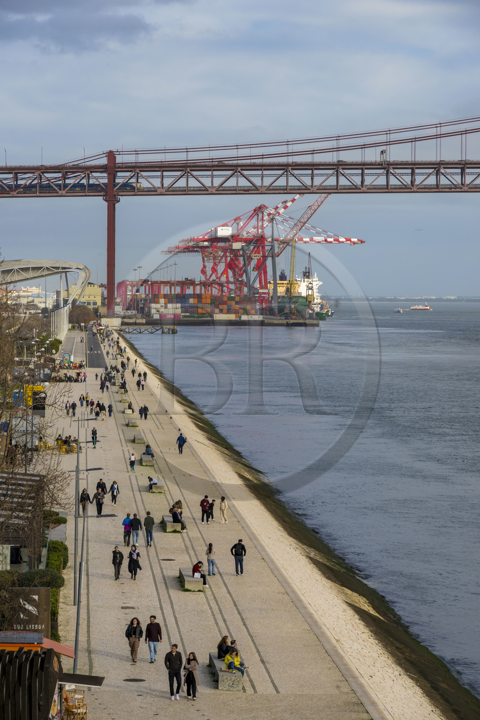 Portugal, Lisbonne, quartier de Belem, les rives du Tage vers le Ponte 25 de Abril, le port de Lisbonne et le Doca de Alcantara en arrière plan