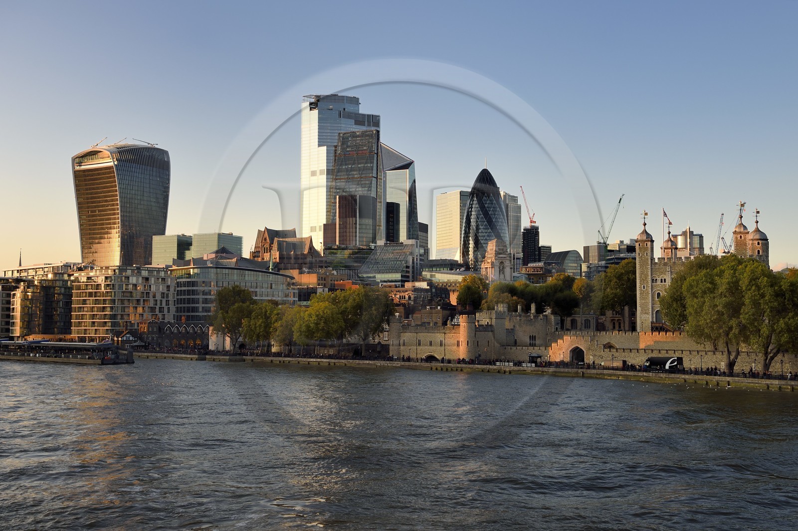 Royaume-Uni, Londres, les rives de la Tamise, la Tour de Londres, la City avec ses gratte-ciel, la tour dénommée le Talkie Walkie conçue par l'architecte Rafael Vinoly, la tour Le 30 St Mary Axe ou Swiss Re Building appelée aussi le cornichon concue par l'architecte Norman Foster