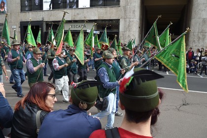 Italie, Lombardie, Milan, défilé des alpini pour le centenaire des troupes alpines