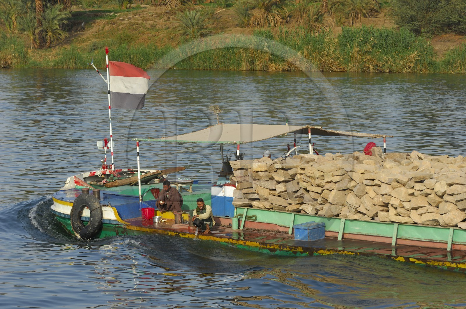 Egypte, Haute Egypte, vallée du Nil, transporteur de pierre sur le Nil entre Edfou et Kom Ombo Egypte, Haute Egypte, vallée du Nil, transporteur de pierre sur le Nil entre Edfou et Kom Ombo