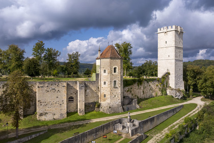 France, Côte-d'Or (21), Montbard, Musée Parc Buffon, chateau de Montbard, tour Saint-Louis et tour de l'Aubespin (à droite), vestige du chateau fort de la fin du XIIIe siècle transformé au XVIIIe siècle par Buffon en un parc (vue aérienne)