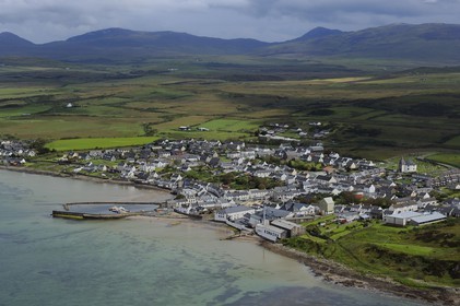 Royaume-Uni, Ecosse, Hébrides intérieures, Ile de Islay, Bowmore et la distillerie de whisky Bowmore sur la rive orientale du Loch Indaal (vue aérienne)