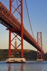 Portugal, Lisbonne, le pont du 25 de Abril sur le Tage et le  le Cristo Rei (Christ Roi)