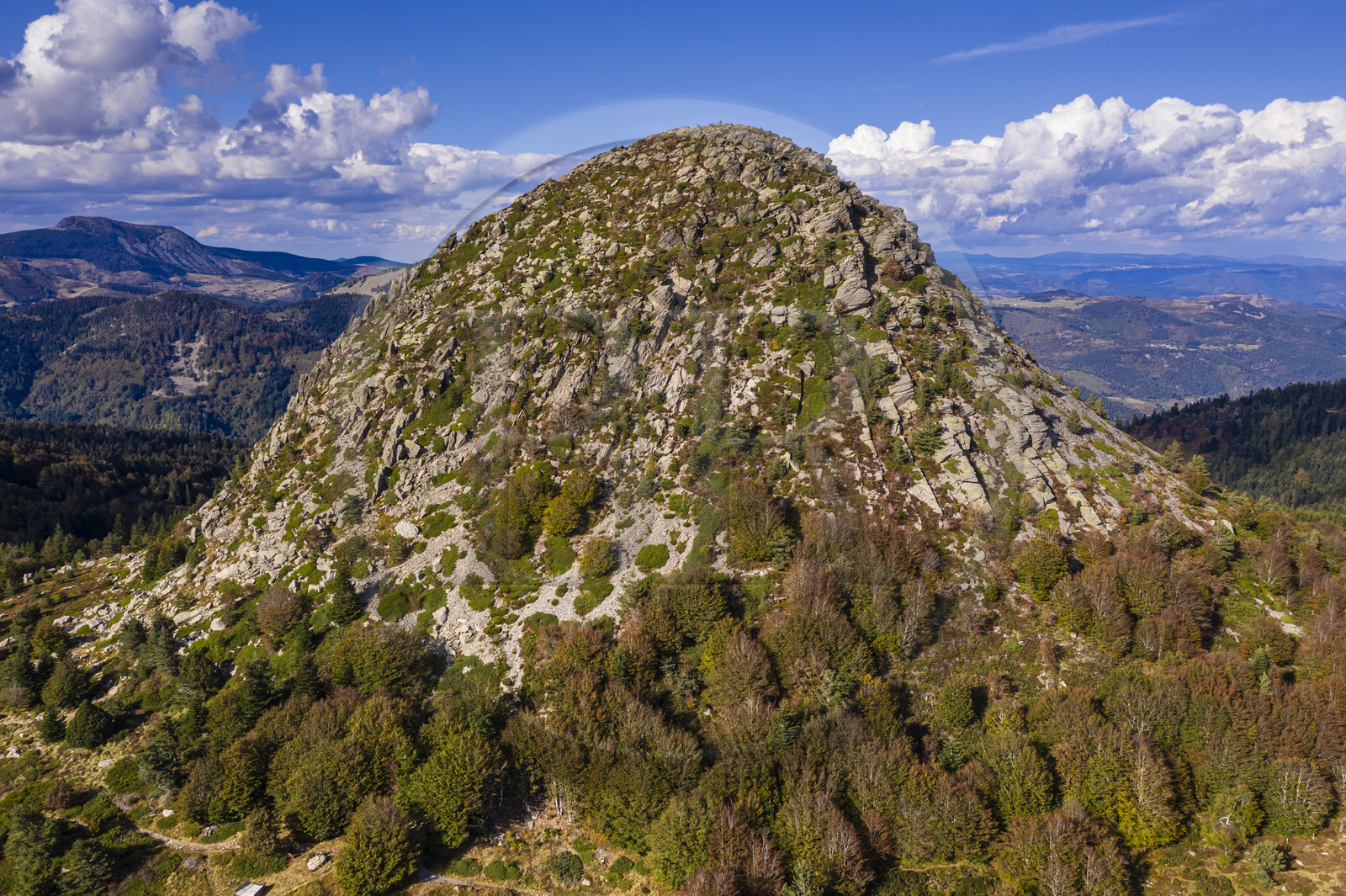 France, Ardèche (07), parc naturel régional des Monts d'Ardèche, Massif du Mézenc, le Mont Gerbier-de-Jonc (suc de 1551 m) où la Loire trouve sa source (vue aérienne)