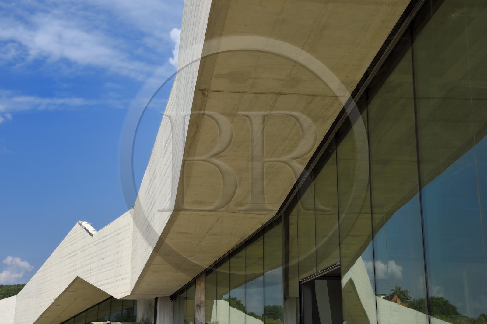 France, Dordogne (24), Montignac, Centre International de l'Art pariétal de Montignac-Lascaux (Lascaux 4) conçu par l'agence norvégienne d'architecture Snøhetta, la façade France, Dordogne (24), Montignac, Centre International de l'Art pariétal de Montignac-Lascaux (Lascaux 4) conçu par l'agence norvégienne d'architecture Snøhetta, la façade