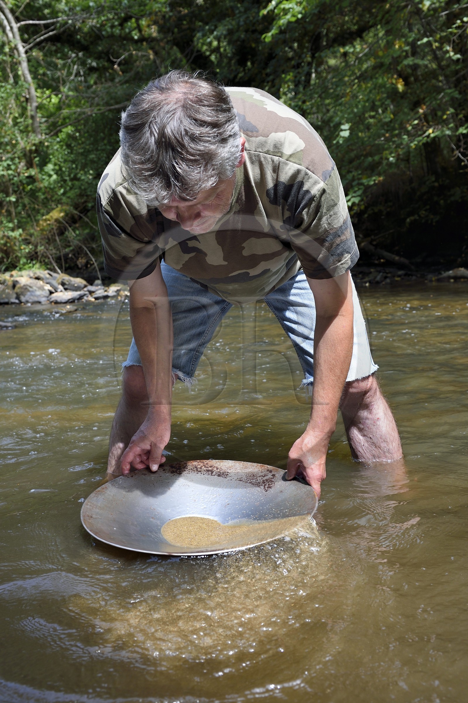 France, Dordogne (24), région de Jumilhac-le-Grand, orpaillage dans la rivière l'Isle vers Tindeix, le chercheur d'or Philippe Roubinet