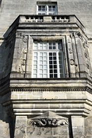 France, Charente (16), Cognac, chateau de Cognac où naquit le roi François Ier en 1494, il est devenu le siège de la société de cognac Otard, fenetres Renaissance