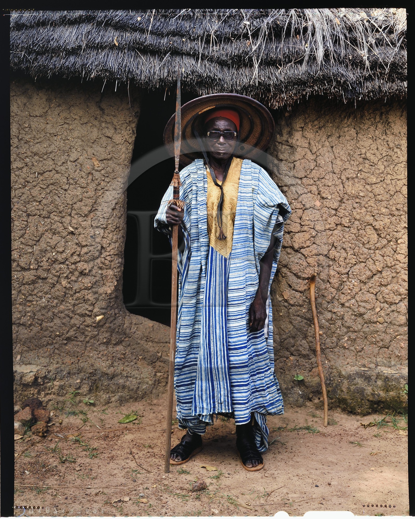 Burkina Faso, province de Poni, pays des Lobi, région de Loropéni, le roi des Gans (aujourd'hui décédé) au village de Obire, il pose ici dans son costume d'apparat à fil d'or mais sans son cheval qui est mort dix ans avant et qu'il n'a pas eu les moyens de remplacer Burkina Faso, province de Poni, pays des Lobi, région de Loropéni, le roi des Gans (aujourd'hui décédé) au village de Obire, il pose ici dans son costume d'apparat à fil d'or mais sans son cheval qui est mort dix ans avant et qu'il n'a pas eu les moyens de remplacer