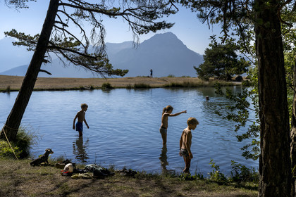 France, Hautes Alpes (05), Saint-Apollinaire, lac de Saint-Apollinaire (1452m) et le sommet du Pic de Morgon (2324 m) en arrière-plan
