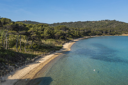 France, Var (83), Iles d'Hyères, parc national de Port Cros, Ile de Porquerolles, la plage Notre-Dame dans la Baie de l'Alycastre (vue aérienne)