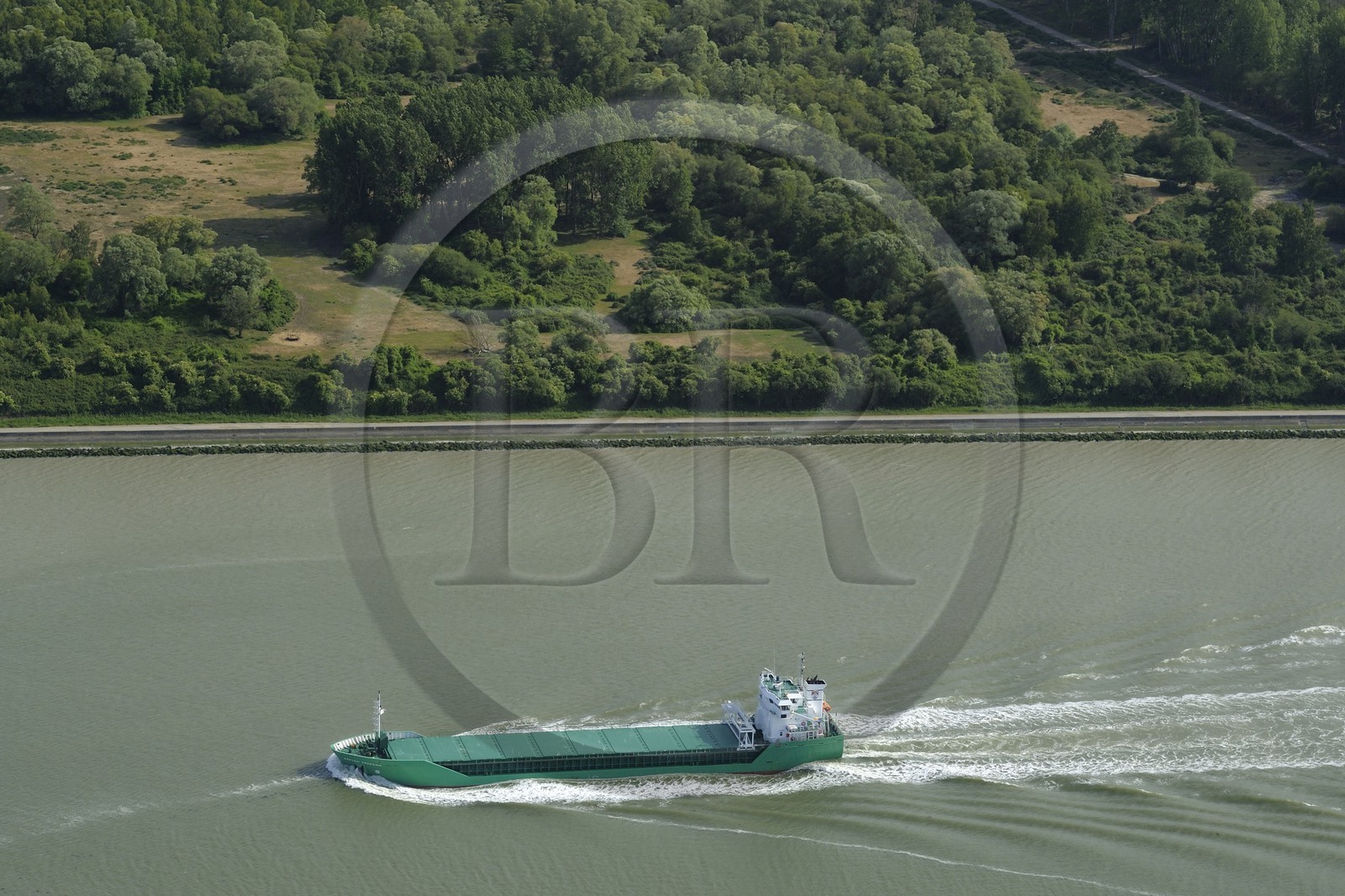 France, Seine-Maritime (76), navigation d'un cargo dans l'estuaire de la Seine (vue aérienne)