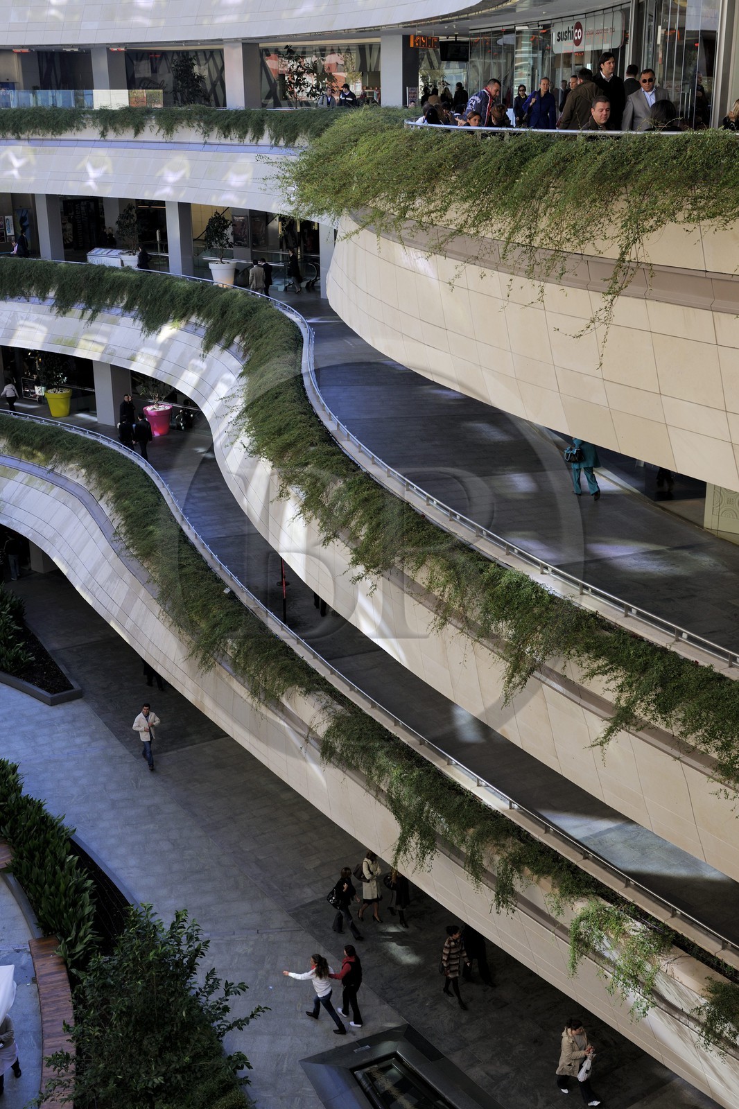 Turquie, Istanbul, le centre commercial Canyon (Kanyon Alişveriş Merkezi), une réalisation des cabinets d'architectes Jerde Partnership de Los Angeles et Tabanlioglu d'Istanbul Turquie, Istanbul, le centre commercial Canyon (Kanyon Alişveriş Merkezi), une réalisation des cabinets d'architectes Jerde Partnership de Los Angeles et Tabanlioglu d'Istanbul