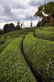 France, Seine-Maritime (76), Pays de Caux, Côte d'Albâtre, Etretat, Les Jardins d'Etretat de Alexander Grivko, sculpture représentant Claude Monet géant en bambou de Wiktor Szostalo