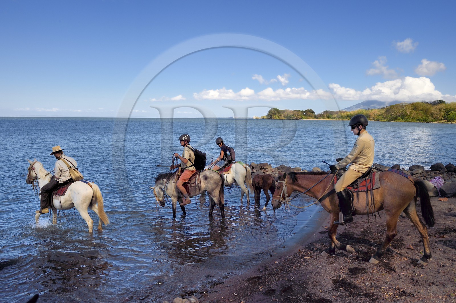 Nicaragua, Ile d'Ometepe sur le lac Nicaragua, cavaliers en randonnée en bordure du lac