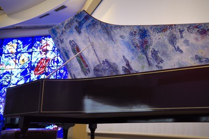 France, Alpes-Maritimes (06), Nice, musée national Marc Chagall de l'architecte André Hermant et créé à l'initiative d'André Malraux, le clavecin peint par Marc Chagall La rencontre d’Isaac et Rebecca au puits (1980) et le vitrail illustrant la Création du Monde dans l'auditorium