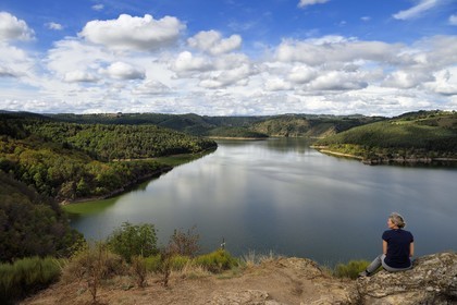 France, Cantal (15), Fridefont, le  belvédère de Mallet offre une vue panoramique sur la vallée de la Truyère avec le lac du barrage de Grandval