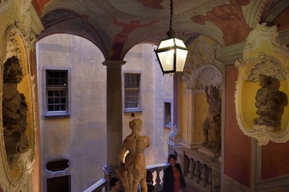 France, Alpes-Maritimes (06), Nice, quartier du Vieux Nice, Palais Lascaris du milieu XVIIe siècle, les statues de Mars et de Venus se font face en haut de l'escalier monumental
