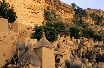 Mali, Pays Dogon, village de Banani au pied de la falaise de Bandiagara classée Patrimoine Mondial de l'UNESCO, greniers à céréales