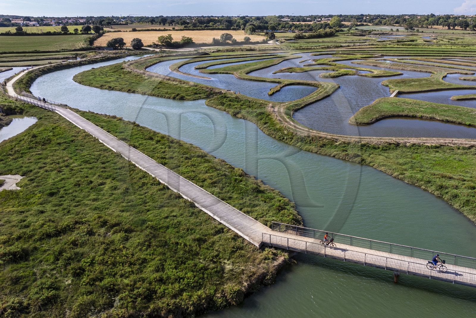 France, Vendée (85), Talmont-Saint-Hilaire, marais de la Guittière dans l'arrière pays de la Pointe du Payré, passerelle du Cul d’Ane sur la rivière Payré (vue aérienne)