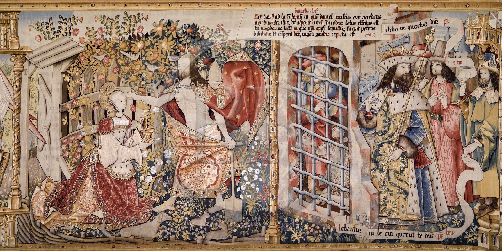 France, Haute-Loire (43), Parc naturel régional Livradois-Forez, l'abbaye de La Chaise-Dieu, tapisseries de la tenture de choeur, ensemble des 14 tapisseries flamandes réalisées au XVIe siècle retraçant des récits bibliques issus de l’Ancien et du Nouveau Testament, l'apparition du Christ à Marie Madeleine à gauche et Daniel retrouvé vivant dans la fosse aux lions par Darius à droite