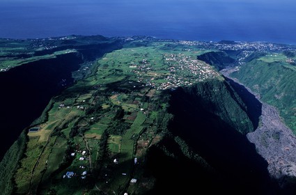 France, île de la Réunion, Côte Sud, la Rivière des Remparts aboutit à la mer (vue aérienne)