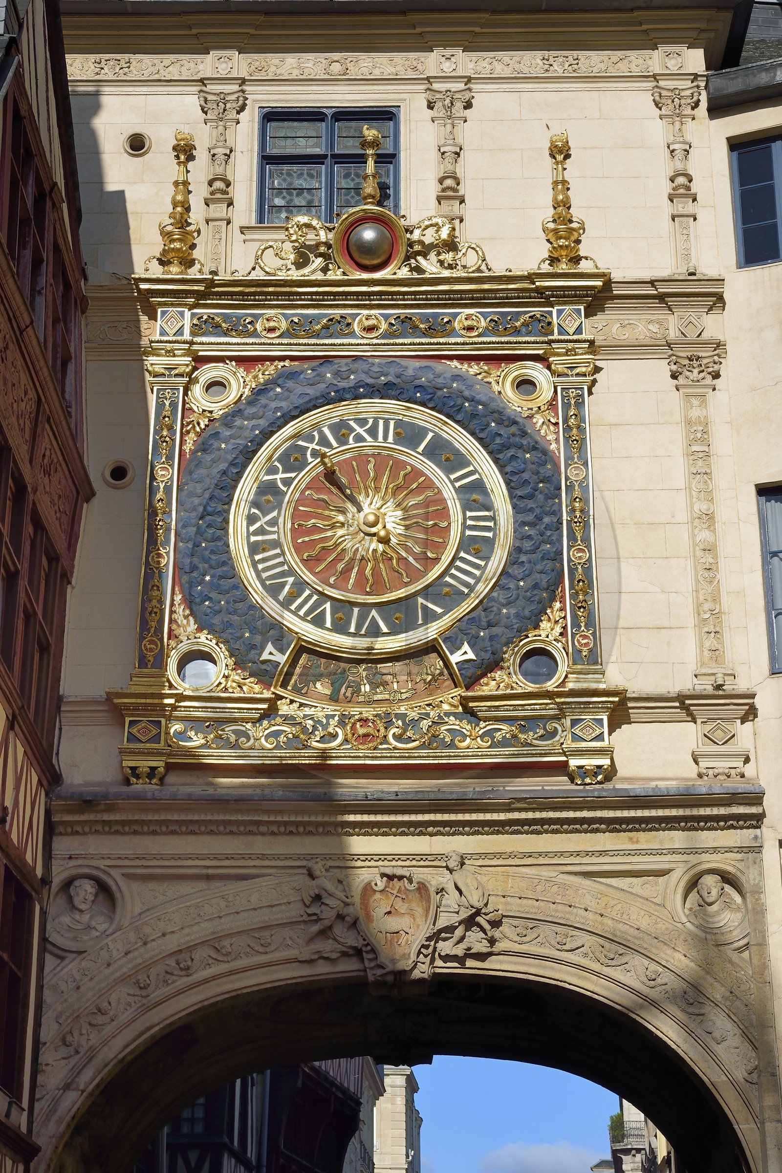 France, Seine-Maritime (76), Rouen, le Gros-Horloge, horloge astronomique avec un mécanisme du XIVe siècle et un cadran du XVIe siècle