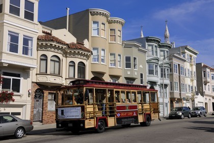 Etats-Unis, Californie, San Francisco, bus touristique à l'angle de Powell street et Lombard street dans le quartier de North Beach